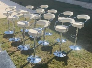 تأجير كنب جلد في الرياض ، كنب ملكي كحلي و سكري ،